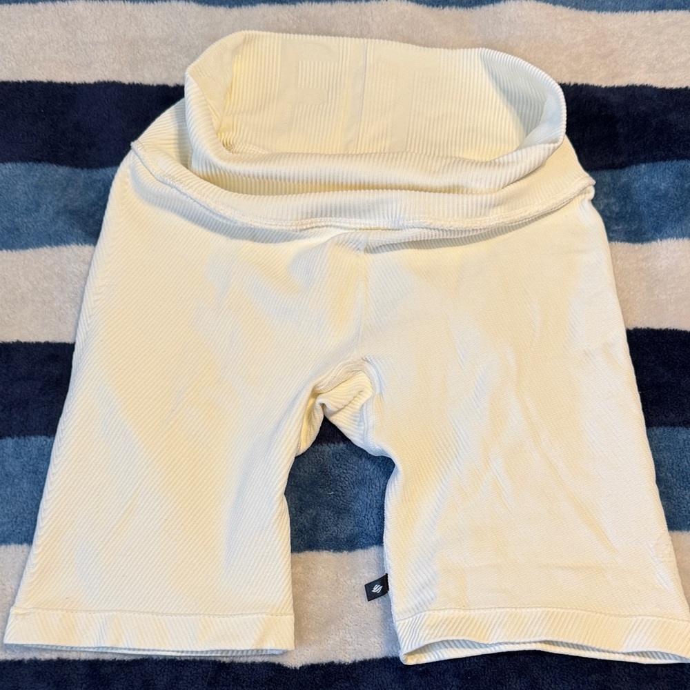 Ribbed cream shorts